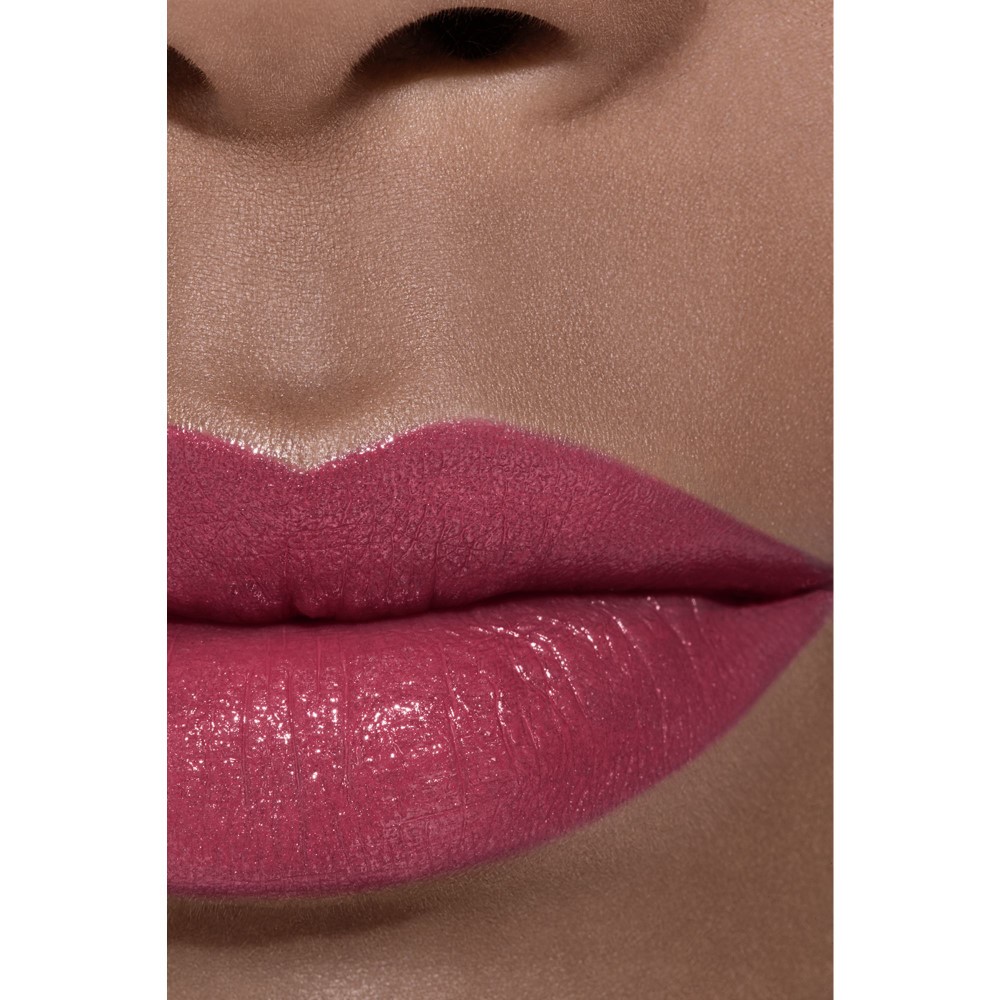 LA BARRA DE LABIOS SATINADA DE LARGA DURACI&Oacute;N, TRATAMIENTO HIDRATANTE Y ALISANTE